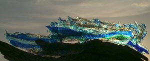 „Meereswelle”, Glasinstallation von Gundula Mening